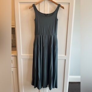 Worn 1x Quince Elegant Sleeveless Midi Dress Green